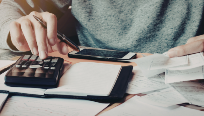 Persona calculando ROI de sus apuestas deportivas RETABET
