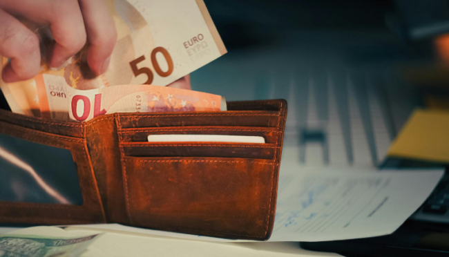 Persona separando dinero para hacer apuestas